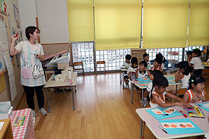敬老の日のハガキの制作　ばら・すみれ・たんぽぽ