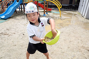 園庭でどろんこ遊び　たんぽぽ