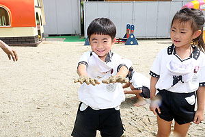 園庭でどろんこ遊び　たんぽぽ