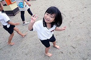 園庭でどろんこ遊び　たんぽぽ