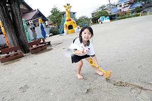 園庭でどろんこ遊び　たんぽぽ