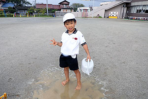 園庭でどろんこ遊び　たんぽぽ