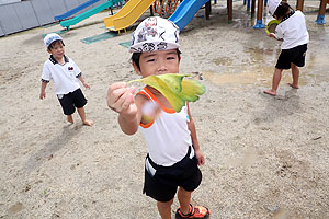 園庭でどろんこ遊び　たんぽぽ