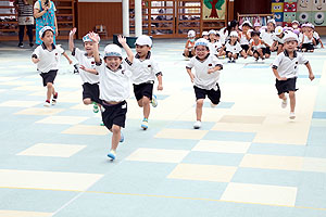 運動会の活動　かけっこ　年中組