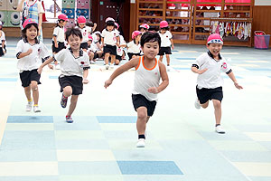 運動会の活動　かけっこ　年中組