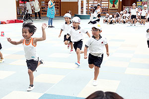 運動会の活動　かけっこ　年中組