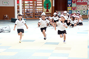 運動会の活動　かけっこ　年中組