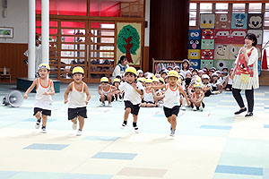 運動会の活動　かけっこ　年中組