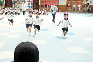 運動会の活動　かけっこ　年中組