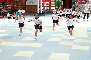 運動会の活動　かけっこ　年中組