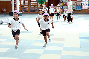 運動会の活動　かけっこ　年中組