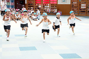 運動会の活動　かけっこ　年中組