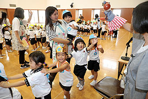 9月生まれの誕生会　松岡先生の絵本の朗読　年少組