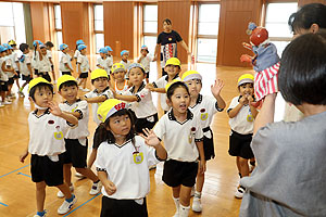 9月生まれの誕生会　松岡先生の絵本の朗読　年中組