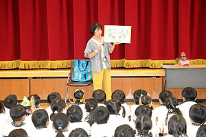 9月生まれの誕生会　松岡先生の絵本の朗読　年長組