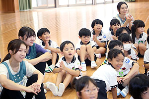 9月生まれの誕生会　松岡先生の絵本の朗読　年長組