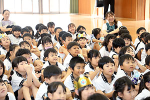 9月生まれの誕生会　松岡先生の絵本の朗読　年長組