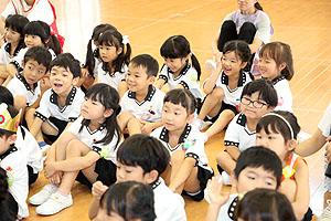 9月生まれの誕生会　松岡先生の絵本の朗読　年長組