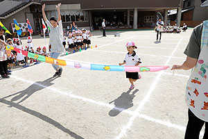 運動会予行が行われました　かけっこ　年少組