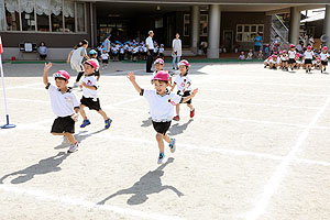 運動会予行が行われました　かけっこ　年中組
