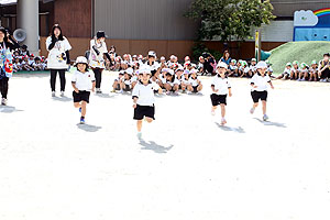 運動会予行が行われました　かけっこ　年中組