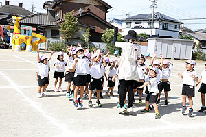運動会予行が行われました　かけっこ　年中組