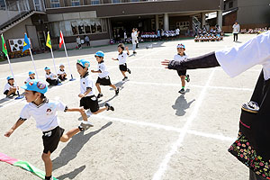 運動会予行が行われました　かけっこ　年中組