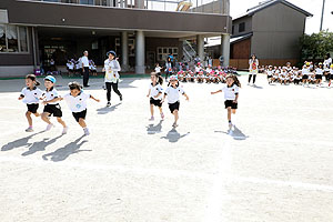 運動会予行が行われました　かけっこ　年中組