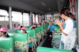 汽車バスに乗りました　ひよこ
