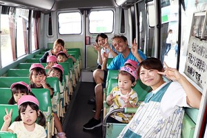汽車バスに乗りました　ひよこ