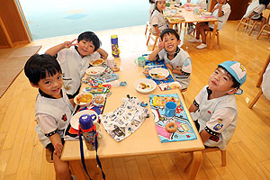 ランチルームでお給食を食べました　こあら・すみれ