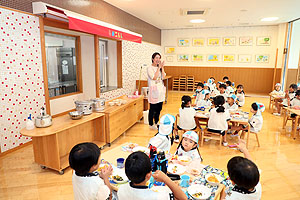 ランチルームでお給食を食べました　こあら・すみれ