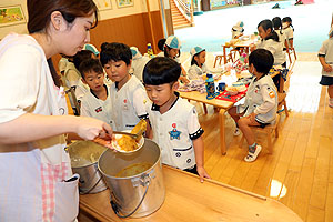 ランチルームでお給食を食べました　こあら・すみれ