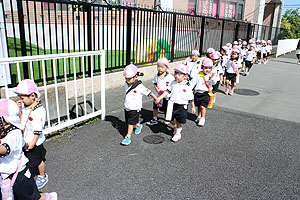 電車を見にお散歩へでかけました　りす・うさぎ