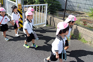 電車を見にお散歩へでかけました　りす・うさぎ