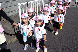 電車を見にお散歩へでかけました　りす・うさぎ