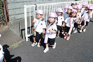 電車を見にお散歩へでかけました　りす・うさぎ