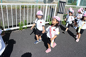 電車を見にお散歩へでかけました　りす・うさぎ