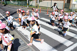 電車を見にお散歩へでかけました　りす・うさぎ