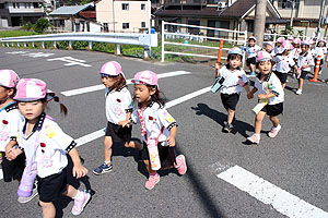 電車を見にお散歩へでかけました　りす・うさぎ