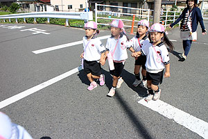 電車を見にお散歩へでかけました　りす・うさぎ