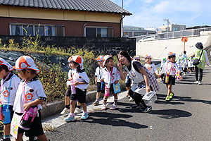 お散歩楽しかったね　きりん・ことり