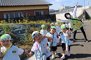 お散歩楽しかったね　きりん・ことり