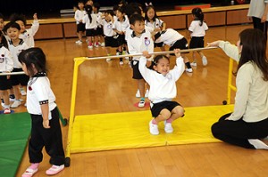 体操教室　鉄棒がんばったね‼　すみれ