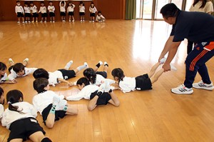 体操教室　鉄棒がんばったね‼　ばら