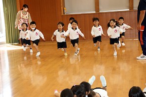 体操教室　鉄棒がんばったね‼　ばら