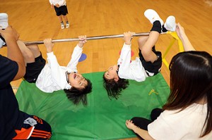 体操教室　鉄棒がんばったね‼　ばら