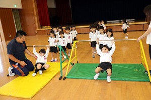 体操教室　鉄棒がんばったね‼　ばら