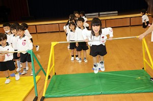 体操教室　鉄棒がんばったね‼　ばら