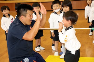 体操教室　鉄棒がんばったね‼　ばら